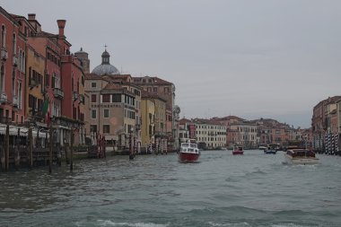 Venedik, İtalya. 05 Ocak 2016 - bulutlu günde Venedikte. Venedik'te büyük Kanal üzerinde teknelerin yoğun trafik