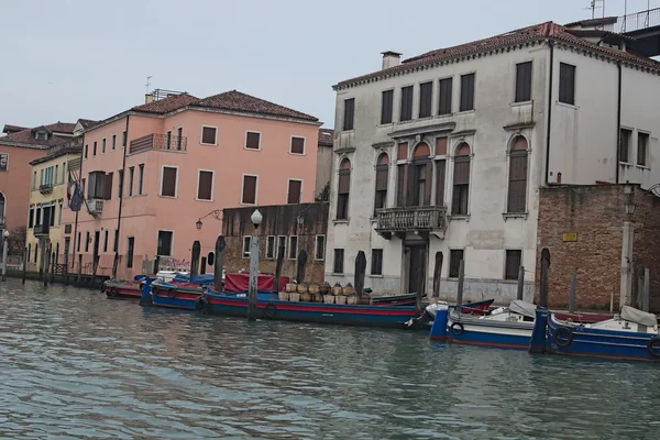 Día nublado en Venecia. Los barcos están usando el lugar de coches en Venecia. Barcazas especiales se utilizan para el transporte de diferentes cargas . — Foto de Stock