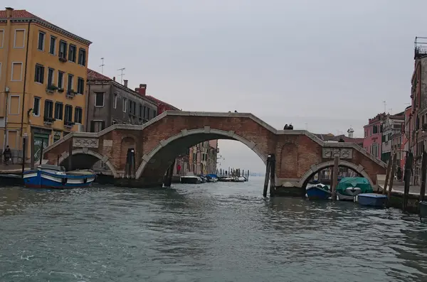 VENISE, ITALIE. 05 JANVIER 2016 - Journée nuageuse à Venise. L'un des nombreux ponts sur les canaux de Venise — Photo