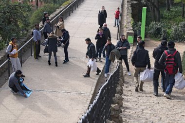Barcelona, İspanya. 03 Ocak 2016 - yasadışı ticaret Barselona'da. Polis zaten yakın çünkü tüccarlar mallarını hızlı toplama.