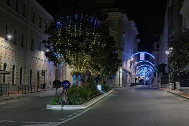 Monaco, 04 Ocak 2016 - Dawn eski şehir. Noel süslemeleri sokak.