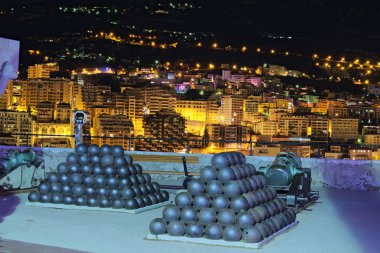Prensin sarayda Monaco yakınındaki görüntüleme platformu. Güzel manzarası gece şehir ile
