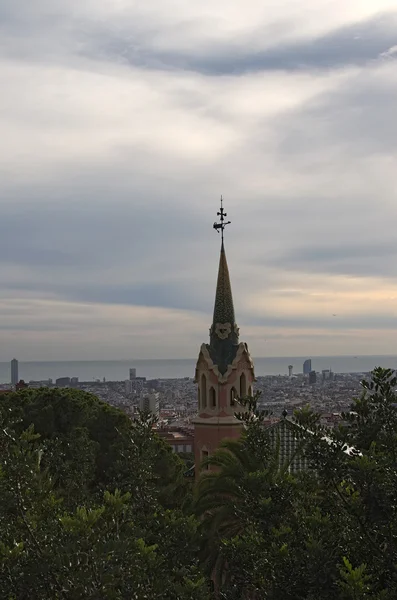 Vacker utsikt, som öppnar på Barcelona. Morgon i den Park Guell. Att döma av stormigt moln - kanske det kommer att regna. — Stockfoto