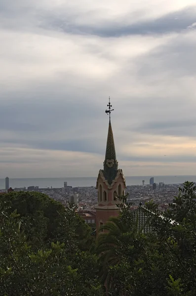 Schöne aussicht, die sich in barcelona öffnet. Morgen im Park Güell. den stürmischen Wolken nach zu urteilen - vielleicht regnet es. — Stockfoto