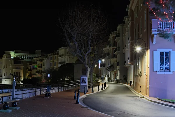 Rua longa e estreita em Mônaco no início da manhã . — Fotografia de Stock