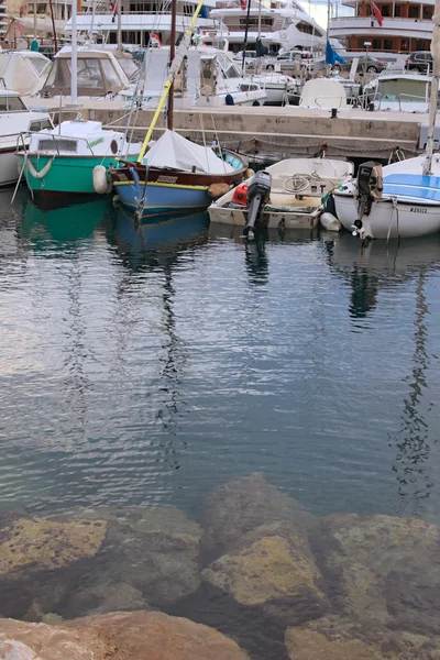 MONACO, 04 GENNAIO 2016 - La mattina presto nel porto di Monaco. Barche e yacht ormeggiati al molo . — Foto Stock