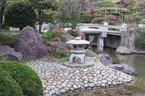 Jardín Japonés en Mónaco por la mañana temprano. Una maravillosa combinación de piedra y naturaleza . — Foto de Stock