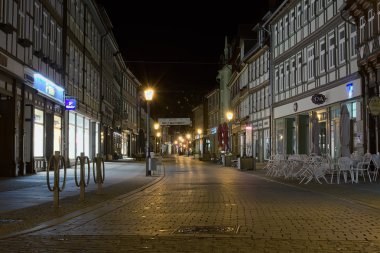 Gece şehir. Şehrin ana caddesi yaya. Saxony-Anhalt, Almanya Harz bölgesinde