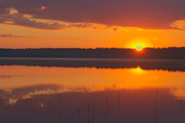 Güzel gündoğumu gölde. Güneş ufukta (Pisochne ozero, Ukrayna ortaya çıktı.). 