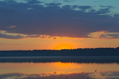 Güzel gündoğumu gölde. Biraz daha ve biz güneş göreceksiniz.