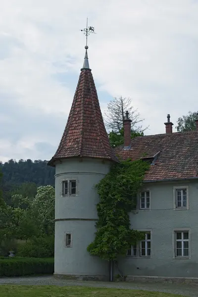 Beautiful tower under a tiled roof. Former residence and hunting lodge of Count Schonborn. Zakarpatska oblast, Ukraine. — Stock Photo, Image