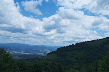 Çarpıcı dağ manzarası. Karpatlar dağ aralığında. Dağdan Gemba, (Pylypets, Zakarpatska oblast, Ukraine görüntülemek)