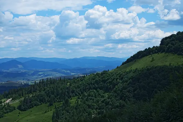 Impresionante paisaje de montaña. La cordillera de los Cárpatos. Vista desde la montaña Gemba, (Pylypets, Zakarpatska oblast, Ucrania ). —  Fotos de Stock