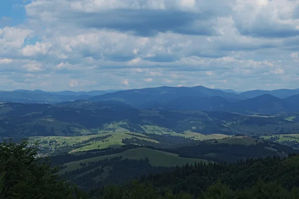 Úchvatné horské krajiny. Pohoří v Karpatech. Pohled z hory Gemba, (Pylypec, Zakarpatského regionu oblast, Ukrajina). — Stock fotografie