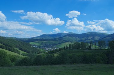 Dağları arasında küçük bir kasaba. Volovets geçmek. Zakarpatska oblast, Ukraine