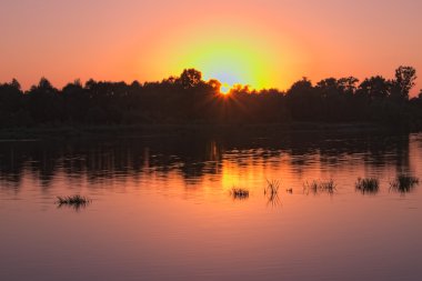 Yaz gecesi. Günbatımı Nehri üzerinde. Güneş ufukta (Desna Nehri. Ukrayna).