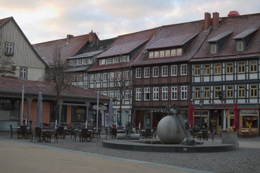 Wernigerode, Almanya - 25 Nisan 2016: Olağandışı çeşme Wernigerode Saxony-Anhalt, Almanya Harz bölge içinde eski sokakta