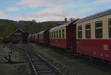 Soğuk sabah erken. Dar-tren istasyonu hat. Yük ve yolcu araçları kalkış için bekliyor. Wernigerode, Almanya.