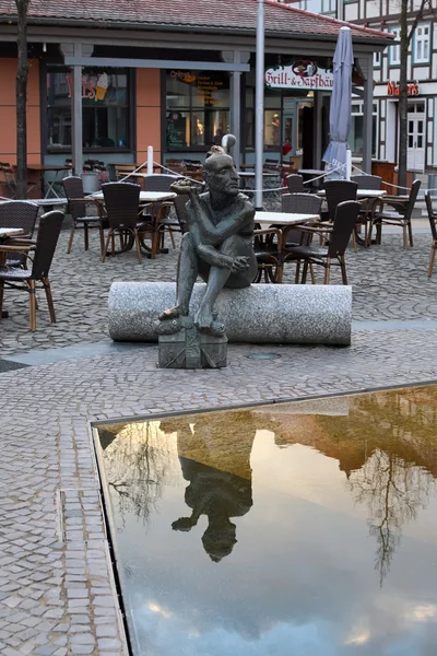Wernigerode - 25. April 2016: ungewöhnlicher Brunnen an der Alten Straße. spiegelt sich die Skulptur im Wasser. wernigerode im harz, sachsen-anhalt, deutschland — Stockfoto