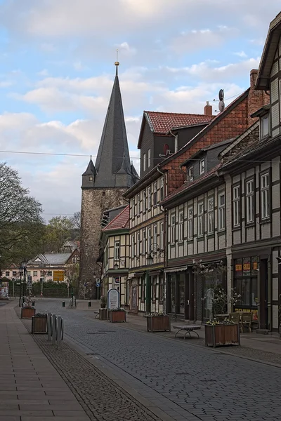 Wernigerode, Alemania - 25 de abril de 2016: Ciudad madrugada. La calle principal de la ciudad es peatonal. El distrito de Harz, Sajonia-Anhalt, Alemania —  Fotos de Stock