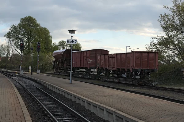 Manhã gelada. Estação ferroviária de bitola estreita. Três coachs carregados em uma plataforma para transporte adicional. Wernigerode, Alemanha — Fotografia de Stock