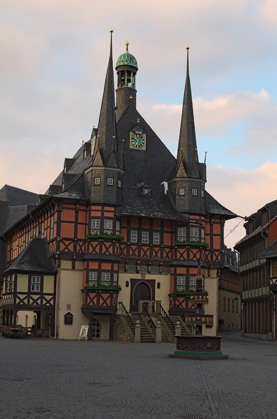 Wernigerode, deutschland - 25. april 2016: menschenleere stadt am frühen morgen. Blick auf das mittelalterliche Rathaus. der kreis harz, sachsen-anhalt, deutschland. — Stockfoto