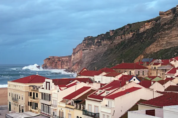 Rano na wybrzeżu Atlantyku. Duże fale, Ranna mgła, mżawka, deszcz (Nazare, Portugalia) — Zdjęcie stockowe