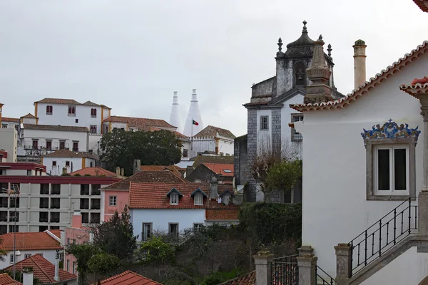 Vecchie case con tetti rossi si trovano l'una accanto all'altra. Mattina piovosa a Sintra. Portogallo — Foto Stock