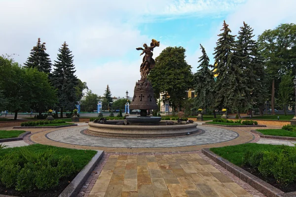 乌克兰基辅 2020年10月4日 圣沃洛德梅尔山新喷泉的广角景观 圣天使迈克尔用剑和盾牌保护这座城市 背景是蓝天 — 图库照片