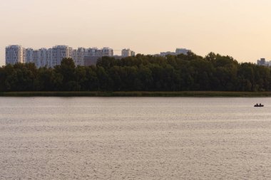 Dnipro Metro İstasyonu 'nun sonbahar gündoğumu manzarası. Heykel Trud (Çalışma) ve Heykel Mir (Barış) tarafından süslenmiş istasyon. Metro treni istasyonda durdu. Kyiv, Ukrayna