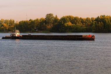 Dnipro Metro İstasyonu 'nun sonbahar gündoğumu manzarası. Heykel Trud (Çalışma) ve Heykel Mir (Barış) tarafından süslenmiş istasyon. Metro treni istasyonda durdu. Kyiv, Ukrayna