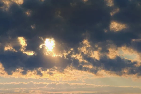 云散去后的阳光或太阳光 用五彩斑斓的白云惊艳蓝天 抽象的太阳光线穿过云彩 — 图库照片