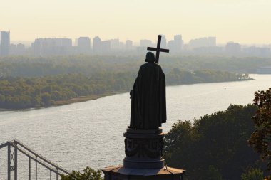 Pedestrian Köprüsü ve Büyük Vladimir Anıtı ile birlikte Dnipro Nehri manzarası. Arka planda sisli modern gökdelenler. Aziz Vladimir Tepesi, Kyiv, Ukrayna.