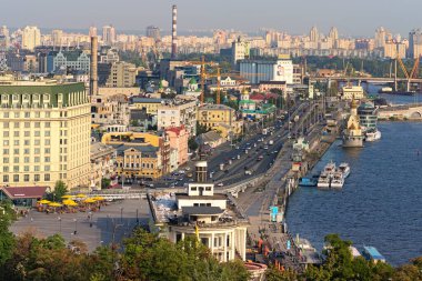 Kyiv, Ukrayna-26 Eylül 2020: Kyiv 'in hava manzarası. Poshtova Meydanı (Postal Square), şehrin en eski tarihi meydanlarından biridir. Kyiv 'deki ünlü turistik ve seyahat merkezlerinden biridir..