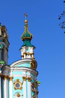 Büyüleyici Aziz Andrew Kilisesi 'nin mavi gökyüzüne karşı yakın plan görüntüsü. Büyük bir Barok kilisesi. 1747 ve 1754 yılları arasında İtalyan mimar Bartolomeo Rastrelli tarafından tasarlanmıştır..