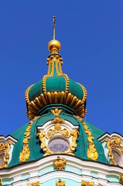 Eski Aziz Andrew Kilisesi 'nin mavi gökyüzüne karşı detaylı görüşü. Büyük bir Barok kilisesi. 1747 ve 1754 yılları arasında İtalyan mimar Bartolomeo Rastrelli tarafından tasarlanmıştır..