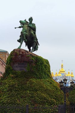 Bohdan Khmelnytsky Anıtı 'nın yakın çekim görüntüsü. Ünlü Ukraynalı Hetman. Masadaki yazı: Bohdan Khmelnytsky, 1888. Kyiv 'deki Sophia Meydanı' nda. Şehrin simgelerinden biri. Sonbahar sabahı.