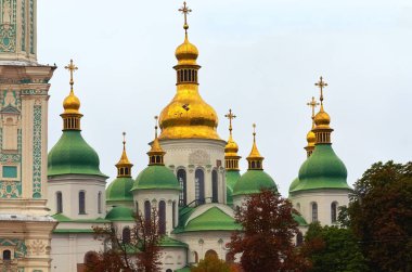 Kyiv 'deki antik Sophia Katedrali' nin detaylı manzarası. UNESCO Dünya Mirası Alanı. Hıristiyan Ortodoks katedrali. Kyiv 'deki ünlü turistik mekan ve tatil beldesi. Bulutlu bir sonbahar sabahı.