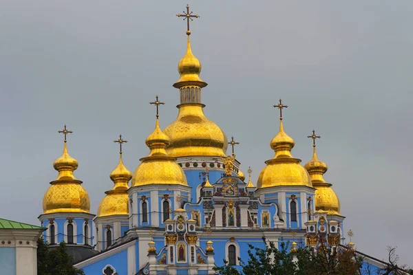 Vista Perto Cénico Mosteiro São Miguel Cúpula Dourada Mykhailiv Skyj — Fotografia de Stock