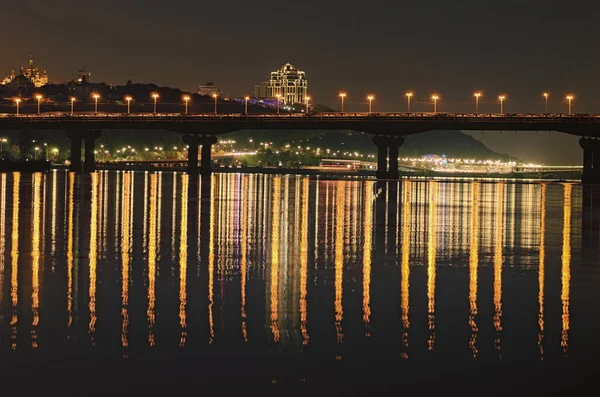 美丽的基辅夜景照片 德涅斯特河上著名的Paton桥镜像反射在河的光滑水面上 长期暴露 美丽的秋夜乌克兰基辅 — 图库照片
