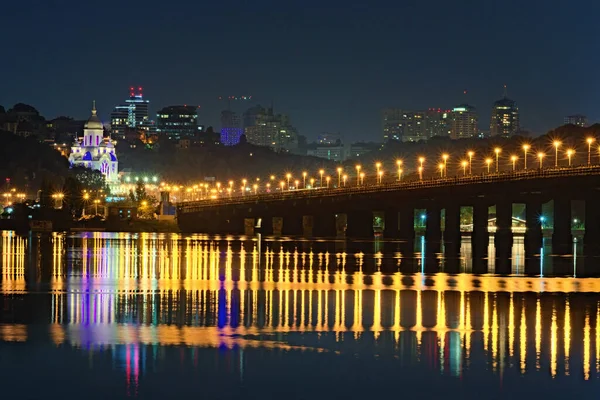 Festői Panoráma Fotó Megvilágított Paton Hídról Dnipro Folyó Felett Felhőkarcolók — Stock Fotó