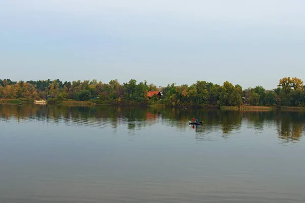 Pintoresco Paisaje Árboles Colores Otoñales Reflejan Agua Casa Madera Con — Foto de Stock