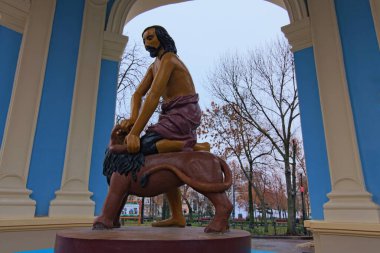 Tadilattan sonra antik Samson Çeşmesi 'nin (veya Felitsiyal) detaylı görüntüsü. İncil kahramanı Samson aslanla savaşıyor. Çeşme 2020 'de yeniden inşa edildi. Kyiv 'de popüler bir turizm beldesi..