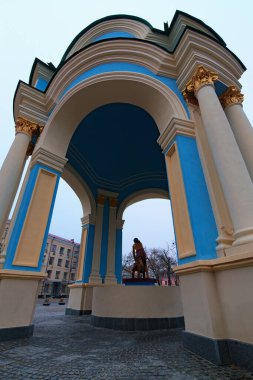 Kyiv 'deki en eski çeşmelerden birinin geniş açılı görüntüsü. Samson Çeşmesi (veya Felitsiyal) 2020 yılında yenilendikten sonra. Sözleşme Meydanı veya Sözleşme Meydanı, Kyiv 'in Podil Mahallesi. Kış sabahı.
