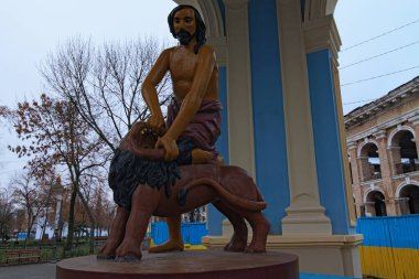 Tadilattan sonra antik Samson Çeşmesi 'nin (veya Felitsiyal) detaylı görüntüsü. İncil kahramanı Samson aslanla savaşıyor. Çeşme 2020 'de yeniden inşa edildi. Kyiv 'de popüler bir turizm beldesi..