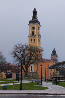 Kamianets-Podilskyi 'deki eski belediye binasının manzarası. Eski Polonyalı Sulh Hakimi. İki katlı belediye binası ve altı katlı saat kulesi, şehir, Ukrayna.