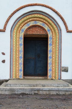 Ukrayna 'nın Bila Tserkva kentindeki Aziz George Kilisesi' nin devasa metal giriş kapısı. Kievan Rusçası zamanından renkli süslemelerle süslenmiş..