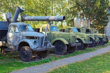 Pereyaslav, Ukrayna-14 Ekim 2020: Paslı yeşil izlerin geniş açılı görüntüsü. SSCB 'de askeri ve sivil amaçlar için geçmişe dönük arabalar. Orta Naddnipryanshyna 'nın Halk Mimarisi ve Yaşamı Müzesi.