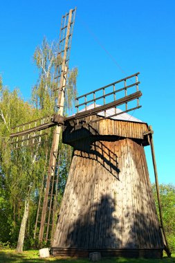 Pereyaslav, Ukrayna-14 Ekim 2020: Antik Ukrayna 'nın manzaralı tarihi binaları. Eski ahşap yel değirmeniyle manzara. Orta Naddnipryanshyna 'nın Halk Mimarisi ve Yaşamı Müzesi.