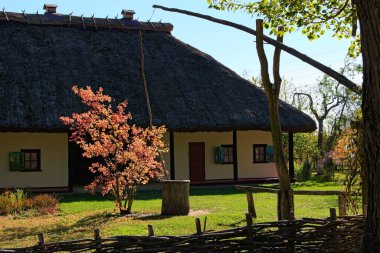 Pereyaslav, Ukrayna-14 Ekim 2020: Shunok (taverna veya bar) adlı tipik kil ev ve eski kereste kuyusu. Pereyaslav Halk Mimarisi ve Orta Naddnipryanshyna Hayatı Müzesi.